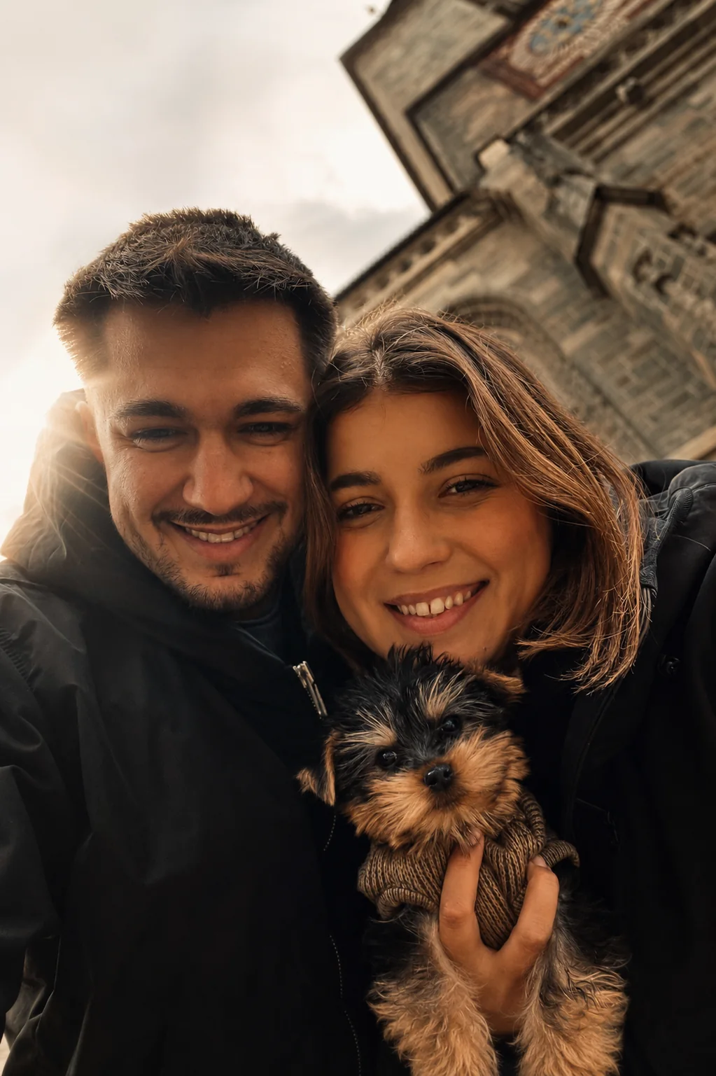 Oana și Alex, fondatorii Olexis, împreună cu câinele lor